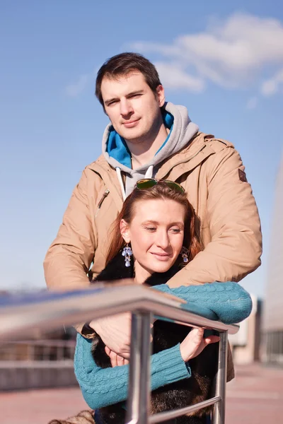 Pareja joven primavera ciudad, relajarse divertirse, amarse, familia feliz, idea estilo concepto relaciones ropa de otoño — Foto de Stock