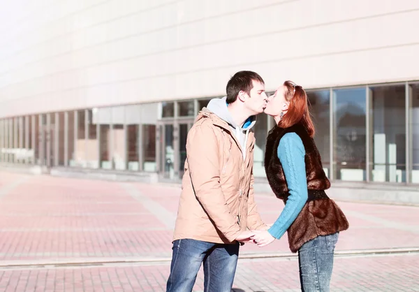 Pareja joven en la ciudad de primavera, besándose, amándose, familia feliz, idea estilo concepto relaciones ropa de otoño — Foto de Stock