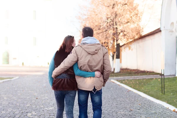 Junges Paar Frühling Stadt, entspannen haben Spaß, lieben einander, glückliche Familie, Idee Stil Beziehungen Herbst Kleidung Hände zu Fuß die Straße hinunter — Stockfoto