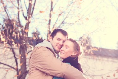 Genç çift bahar şehir, dinlenmek iyi eğlenceler, birbirimizi, mutlu bir aile, fikir tarzı kavramı ilişkileri sonbahar kıyafetleri seviyorum