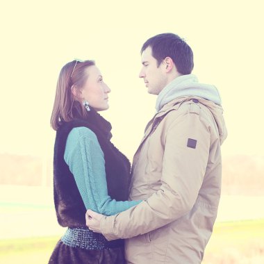 Genç çift bahar şehir, dinlenmek iyi eğlenceler, birbirimizi, mutlu bir aile, fikir tarzı kavramı ilişkileri sonbahar kıyafetleri seviyorum