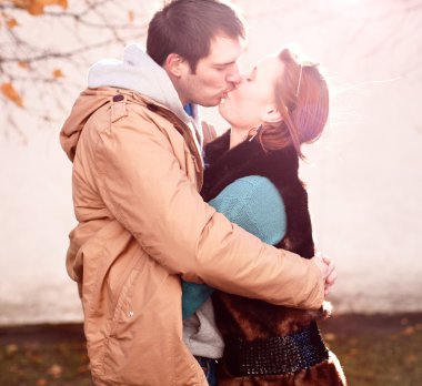 Genç çift öpüşme, Bahar City, birbirlerine, mutlu bir aile, fikir tarzı kavramı ilişkileri sonbahar kıyafetleri seviyorum