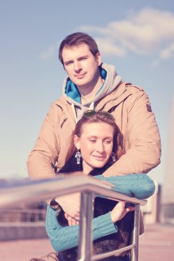 Genç çift bahar şehir, dinlenmek iyi eğlenceler, birbirimizi, mutlu bir aile, fikir tarzı kavramı ilişkileri sonbahar kıyafetleri seviyorum