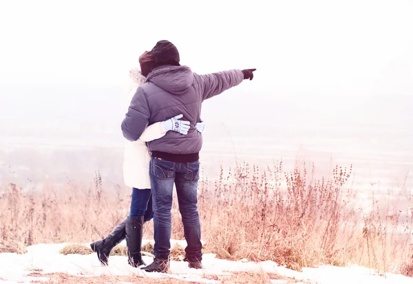 Jeune couple dans le parc d'hiver, bois, se reposer en profitant de la promenade, famille heureuse, concept de style idée relations amoureuses, chapeaux de vêtements — Photo