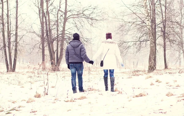 Jeune couple dans le parc d'hiver, bois, se reposer en profitant de la promenade, famille heureuse, concept de style idée relations amoureuses, chapeaux de vêtements — Photo