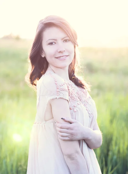 Schöne Mädchen Kleid mit braunen Haaren, heißen Sommertag Park, entspannende Posen, Mode-Stil Konzept Idee der modernen Schönheit, Lifestyle, glücklich im Freien — Stockfoto