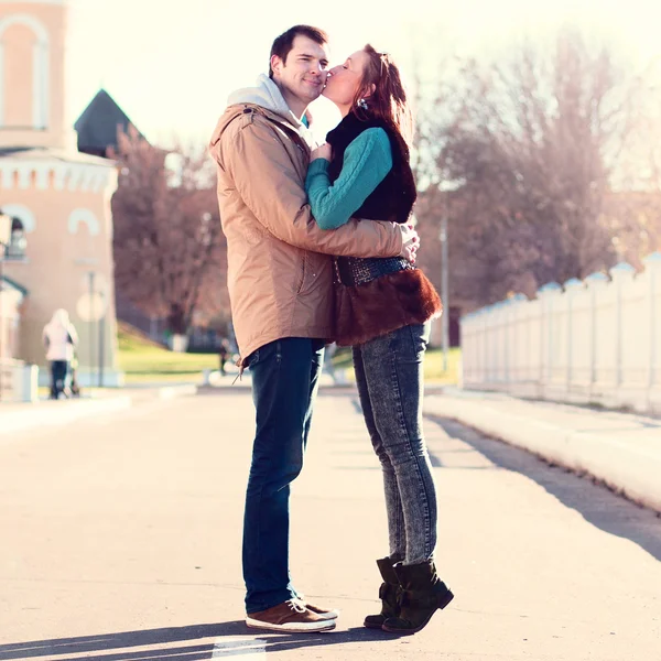 Jovem casal na cidade da primavera, beijando, amar uns aos outros, família feliz, ideia estilo conceito relacionamentos roupas de outono — Fotografia de Stock