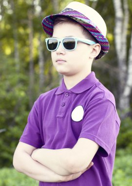 Gözlük şapka yaz gün woods, açık havada dinlenme kendine güvenen küçük biri moda stil kavram fikir, gömlek erkek