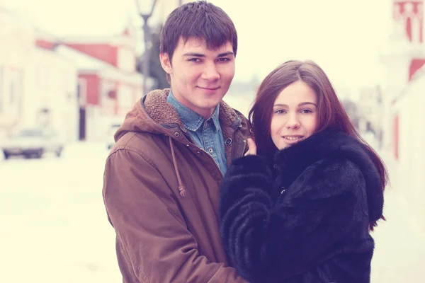 Jovem casal pé rua no inverno feliz, sorrindo ao ar livre, a ideia de estilo de vida família conceito de moda, estudantes se divertindo — Fotografia de Stock