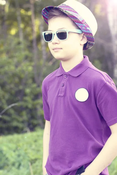 Boy with glasses  hat summer day  woods, outdoors resting one confident little man fashion style concept idea, shirt — Stock Photo, Image