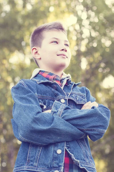 자신감 있는 어린 소년 스탠딩 필드, 공원, 휴식 즐기는 행복 한 에어 청바지 재킷 셔츠 — 스톡 사진