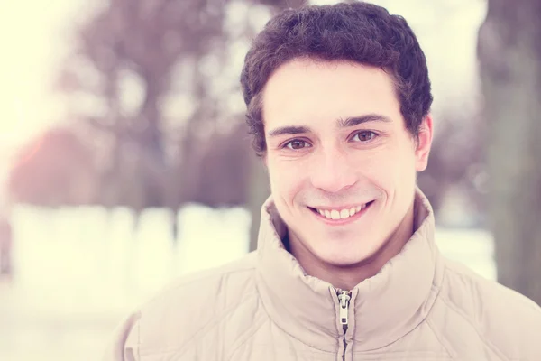 Close-up ragazzo giacca da strada all'aperto inverno, idea concetto felice persona sicura di sé, stile di vita di moda, week-end a piedi — Foto Stock