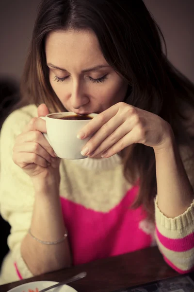 小女孩，坐在咖啡店里喝咖啡. — 图库照片