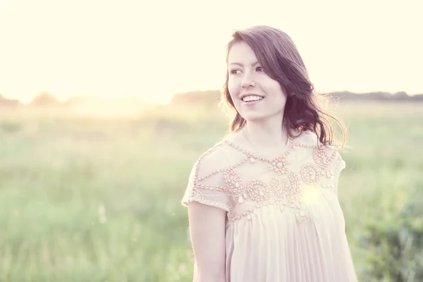 Schöne Mädchen Kleid mit braunen Haaren, heißen Sommertag Park, entspannende Posen, Mode-Stil Konzept Idee der modernen Schönheit, Lifestyle, glücklich im Freien — Stockfoto