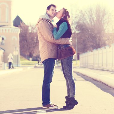 Genç çift öpüşme, Bahar City, birbirlerine, mutlu bir aile, fikir tarzı kavramı ilişkileri sonbahar kıyafetleri seviyorum