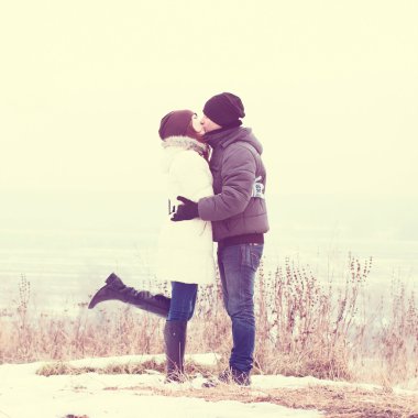 Birbirimizi, mutlu bir aile, fikir tarzı kavramı ilişkiler, kıyafet şapka genç çift Kış park, orman, öpüşme, aşk