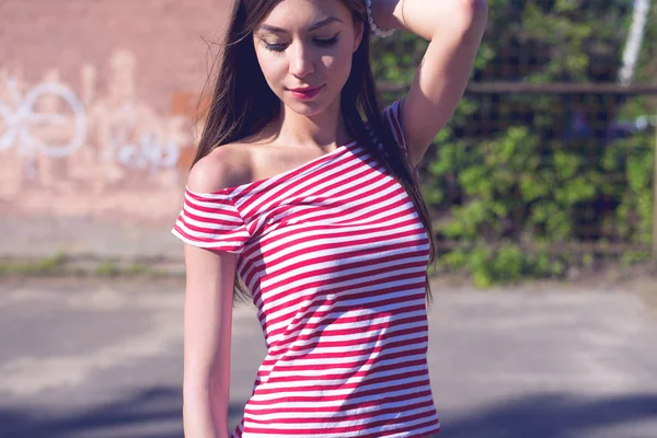 Hermosa chica, al aire libre, descansando en una camiseta roja brillante pantalones cortos blancos, estilo de moda — Foto de Stock