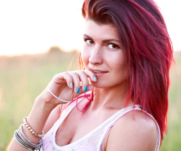 Hermosa chica posando verano en el prado, estilo de moda, belleza natural, día soleado, morena apasionadamente dulce — Foto de Stock