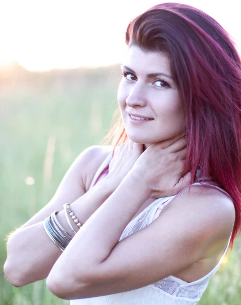 Schöne Mädchen posiert Sommer auf der Wiese, Mode-Stil, natürliche Schönheit, sonniger Tag, leidenschaftlich süße Brünette — Stockfoto