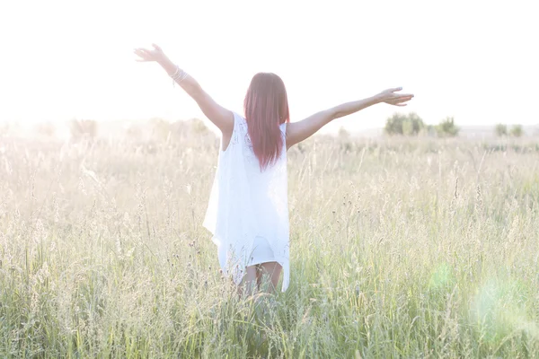 La esbelta figura chica corriendo caliente tarde de verano, en un vestido, concepto felicidad, placer, amanecer y atardecer, una pradera de primavera — Foto de Stock