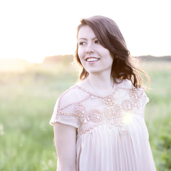 Schöne Mädchen Kleid mit braunen Haaren, heißen Sommertag Park, entspannende Posen, Mode-Stil Konzept Idee der modernen Schönheit, Lifestyle, glücklich im Freien — Stockfoto