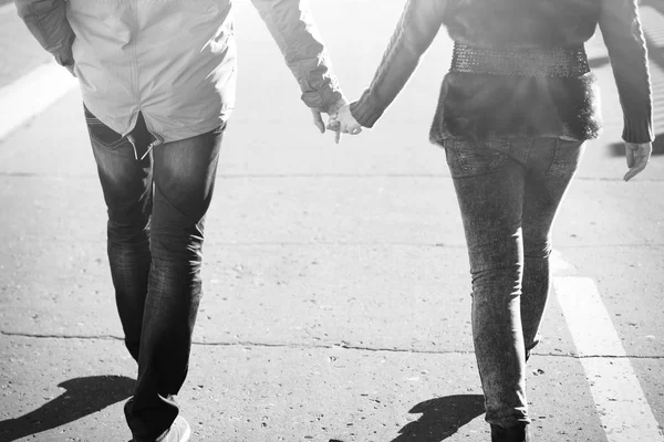 Junges Paar Frühling Stadt, entspannen haben Spaß, lieben einander, glückliche Familie, Idee Stil Beziehungen Herbst Kleidung Hände zu Fuß die Straße hinunter — Stockfoto