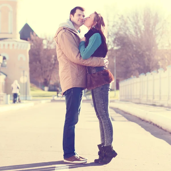 Pareja joven en la ciudad de primavera, besándose, amándose, familia feliz, idea estilo concepto relaciones ropa de otoño — Foto de Stock