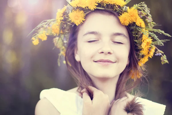 Девочка, открытая, цветной букет цветов, яркий солнечный летний парк, улыбающаяся счастливая жизнь, школьница, природная красота — стоковое фото