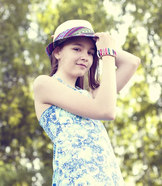 Piękne naturalne piękno mały dziewczyna uczennica student nosi okulary sukienka, jasny słoneczny dzień na zewnątrz świeżego powietrza pomysł koncepcja moda styl kapelusz, poname — Zdjęcie stockowe
