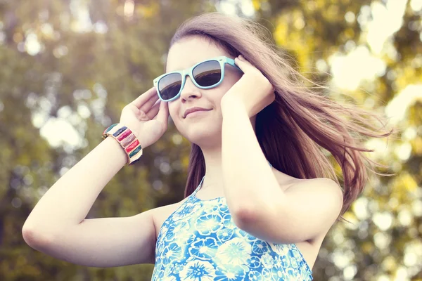Prachtige natuurlijke schoonheid meisje schoolmeisje student draagt bril jurk heldere zonnige zomerdag buiten frisse lucht idee concept fashion stijl gelukkig glimlacht — Stockfoto
