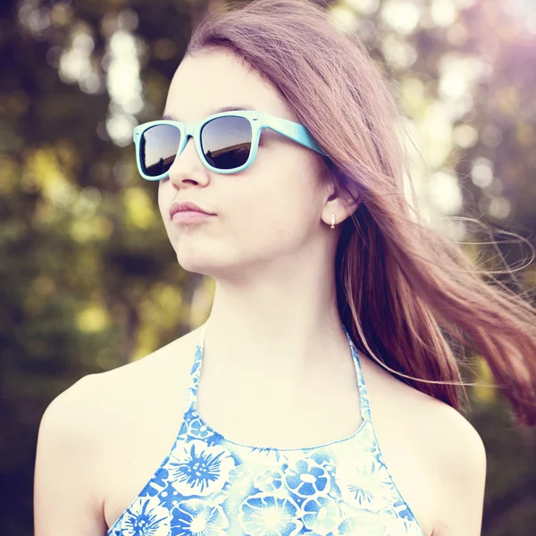 Schöne natürliche Schönheit kleine Mädchen Schülerin Student trägt Brille Kleid Sommer hell sonnigen Tag im Freien frische Luft Konzept Mode-Stil glücklich lächelt — Stockfoto