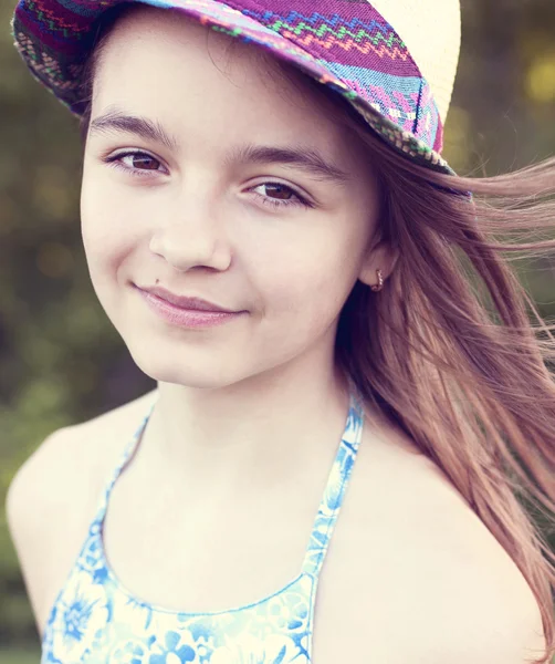 Schöne natürliche Schönheit kleines Mädchen Schülerin Student trägt in einem Kleid, hell sonnigen Sommertag im Freien Frischluftidee Modestil Hut, Poname — Stockfoto