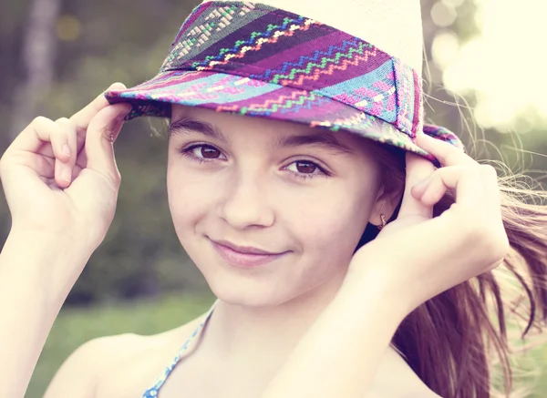 Prachtige natuurlijke schoonheid weinig meisje schoolmeisje student draagt in een jurk, heldere zonnige zomer dag buiten frisse lucht idee concept fashion stijl hoed, poname — Stockfoto