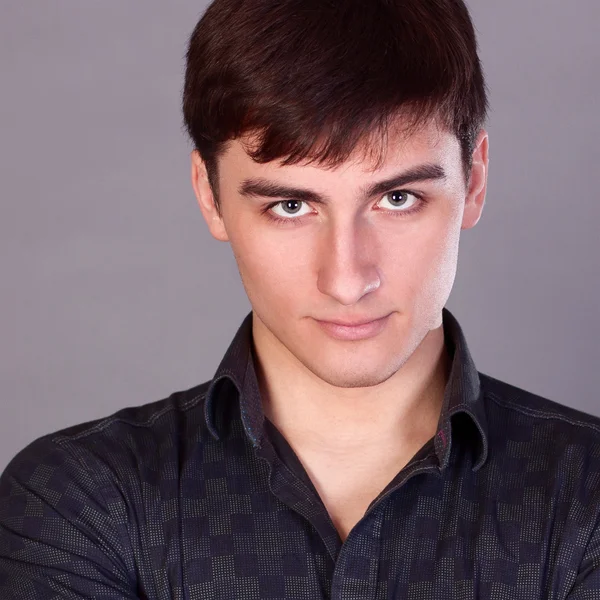 Joven hombre de negocios en una camisa negra, estilo de moda, dirección juvenil, idea de concepto hombre de negocios fondo gris, aspecto profesional — Foto de Stock