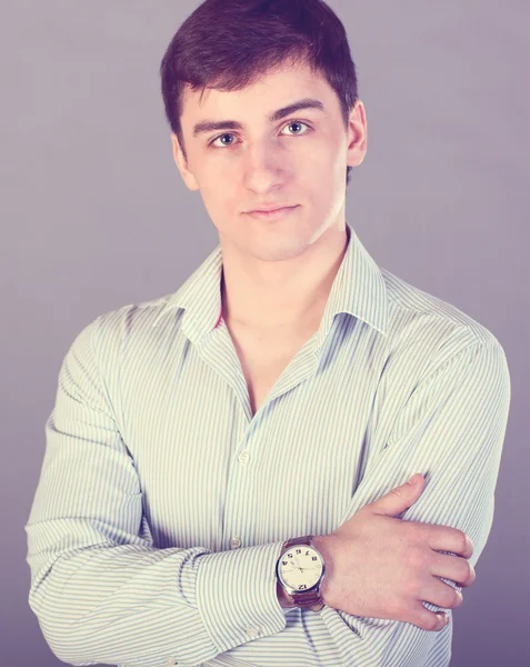 Genç adam işadamı gömlek moda yön, kavram fikir gri arka plan, profesyonel görüş, iş ofis çalışanı — Stok fotoğraf