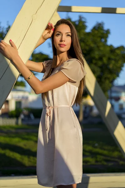 Gros plan, portrait d'une belle fille en tenue de travail. Repos journée d'été ensoleillée, en plein air, étudiant brune bronzé style de vie. En rose  . — Photo