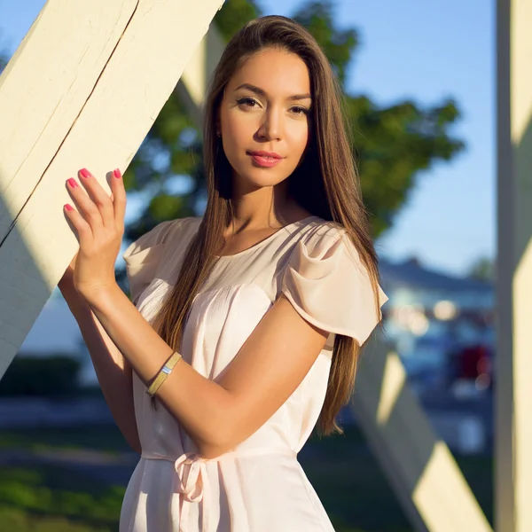 Retrato de moda ao ar livre glamour sensual elegante jovem vestindo um vestido de verão doce, menina morena. Pele bronzeada de lábios rosados e vermelhos. Negócios senhora descansando  . — Fotografia de Stock