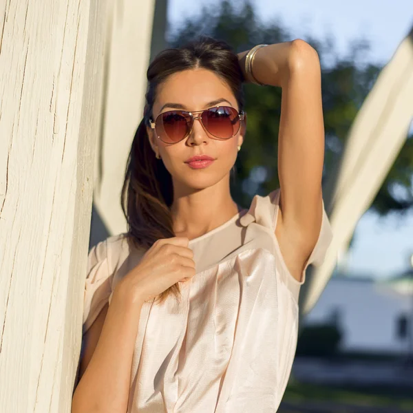 Portrait de mode en plein air glamour sensuelle jeune femme élégante dans des lunettes, portant une robe d'été délicate tenue brunette fille. Peau bronzée rose, rouge à lèvres. Femme d'affaires au repos  . — Photo