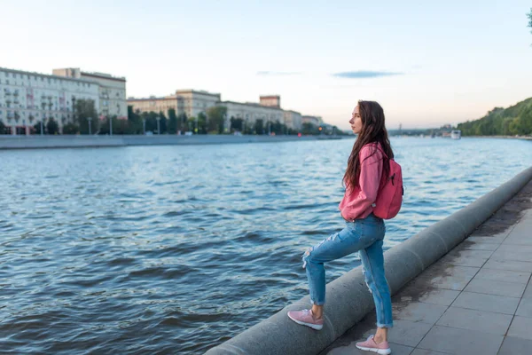 Žena v létě ve městě stojí u břehu řeky, volný prostor pro kopii textu, datum a setkání na ulici, cestování a těší víkend. Jezero a voda ve městě. — Stock fotografie