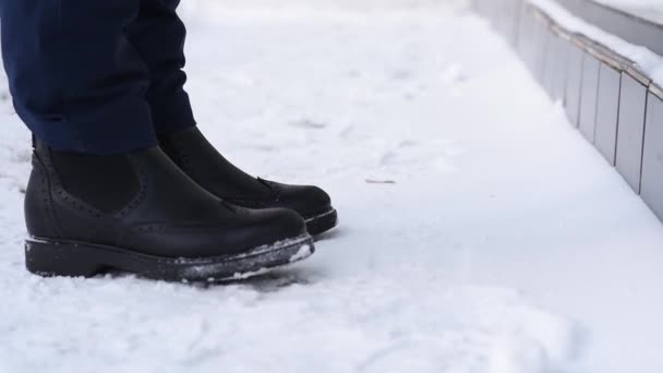 Close-up, schoenen en sneeuw op straat in de winter, verlies en verlies van een portemonnee, afleiding en niet oplettend. Geld en portemonnee verliezen met creditcards en documenten. — Stockvideo