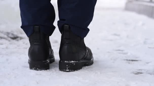 Close-up, schoenen en sneeuw op straat in de winter, verlies en verlies van sleutels, afwezigheid en onoplettendheid. Verlies de sleutels van het huis en het appartement. — Stockvideo