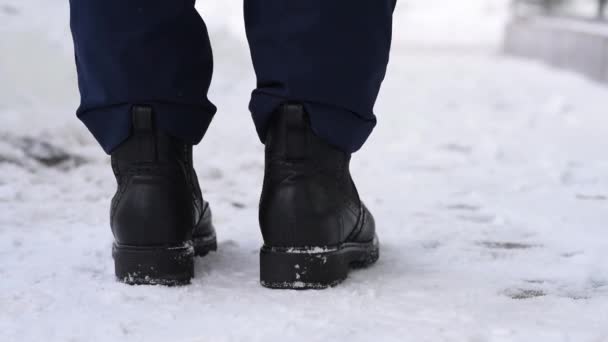 Detailní záběr, boty a sníh na ulici v zimě, ztráta a ztráta klíčů, roztržitost a nepozornost. Zahoďte klíče od domu a bytu.. — Stock video