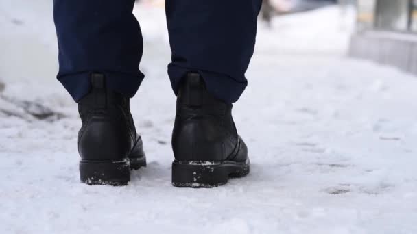 Zbliżenie, buty i śnieg na ulicy w zimie, utrata i utrata kluczy, roztargnienie i nieuwaga. Zgub klucze do domu i mieszkania.. — Wideo stockowe
