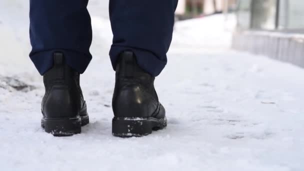 Detailní záběr, boty a sníh na ulici v zimě, ztráta a ztráta peněženky, rozptýlení a nebýt pozorný. Prohrát peníze a peněženku s kreditními kartami a dokumenty. — Stock video