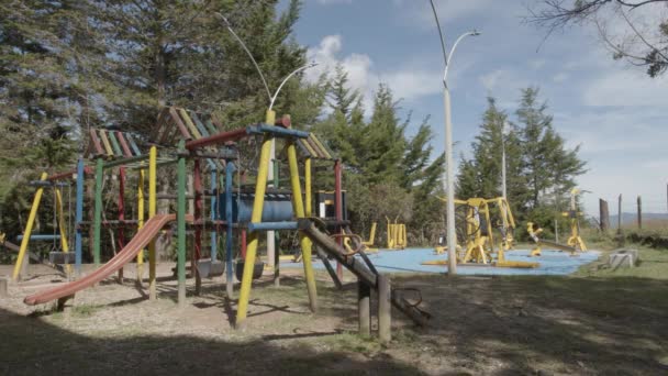 Parque Parque Exercícios Lado Fora Rodeado Pela Natureza — Vídeo de Stock