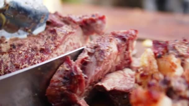 Carne Tagliata Pezzi Con Coltello Una Tavola Legno — Video Stock