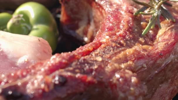 Primo Piano Carne Deliziosa Con Rosmarino — Video Stock