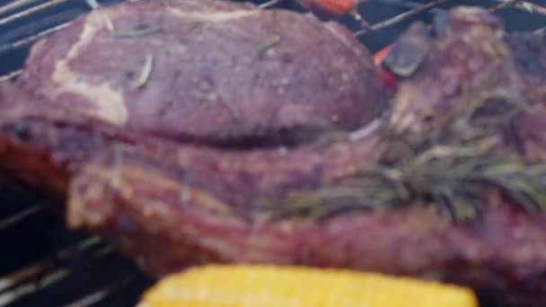 Svuotare Una Botte Con Pezzi Carne Arrostiti — Video Stock