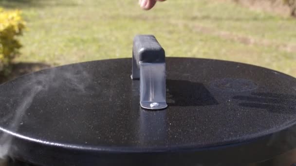 Mano Dell Uomo Che Sbatte Una Botte Fumante — Video Stock