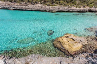 Mondrago Tabiat Parkı, Mallorca, İspanya bir koyu turkuaz suları